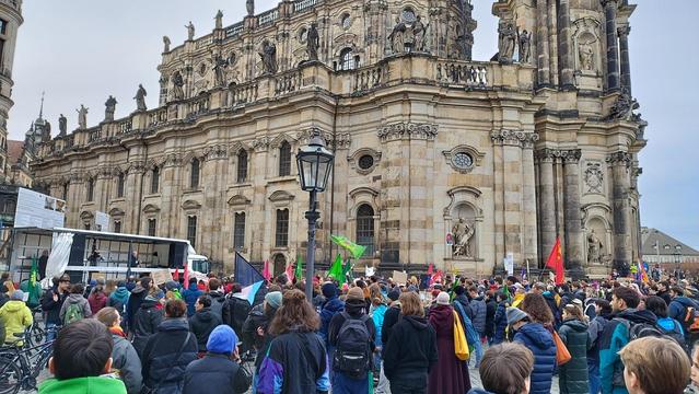 Viele Menschen auf dem Schlossplatz in Dresden auf der Demo