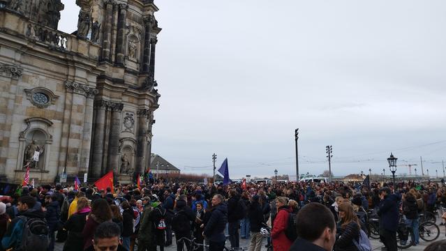 Viele Menschen auf dem Schlossplatz in Dresden auf der Demo