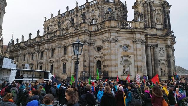 Viele Menschen auf dem Schlossplatz in Dresden auf der Demo