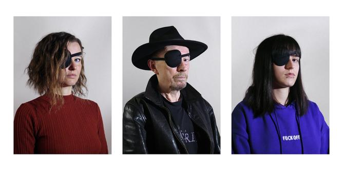 Triple autoportrait de Chloé, Pascal et Carmen Pithois avec un bandeau sur l'oeil droit.