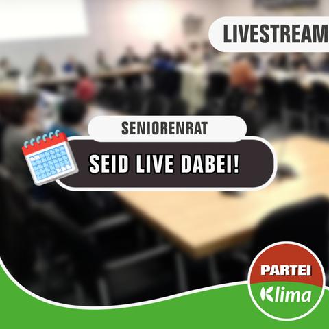 Zu sehen ist das Innere des Sitzungssaals im Düsseldorfer Rathaus während einer Sitzung. Die Tische aller Teilnehmer sind so angeordnet, dass sie ein großes U bilden. In der Mitte des Bildes steht in einem weißen abgerundeten Kästchen „Seniorenrat (SENR)“ und direkt darunter in einem anthrazitfarbenen Kästchen „Seid LIVE dabei!“. Am unteren Bildrand fließt unsere grüne Wandelwelle und auf der rechten Seite ist das Die PARTEI-Klima-Fraktionslogo zu sehen.
