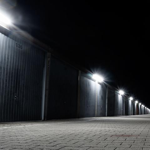 Garagenreihe mit Lichtern