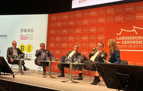 Gesundheitsminister Manne Lucha in der Diskussionsrunde mit dem Vorstandsvorsitzenden der BWKG Heiner Scheffold, mit Prof. Dr. Nisar Peter Malek, Ärztlicher Direktor der Inneren Medizin der Uniklinik Tübingen, und mit dem Ehrenpräsidenten der Bundesärztekammer, Prof. Dr. Frank Ulrich Montgomery.