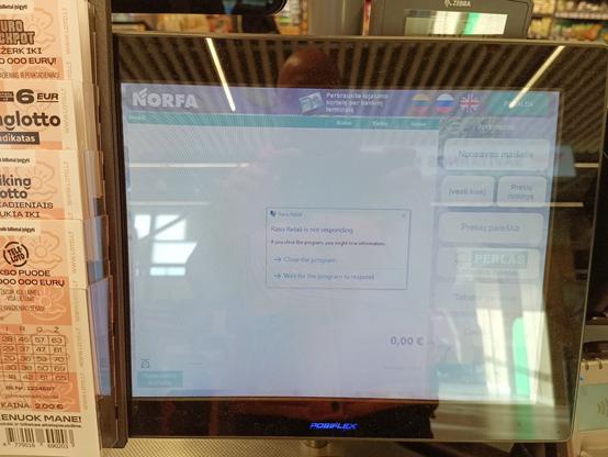 Norfa self-checkout terminal. The actual scan-and-weigh software is greyed out in the background. A window in familiar Microsoft decoration has appeared, stating that "Raso Retail is not responding" and offering me to terminate the program or wait.