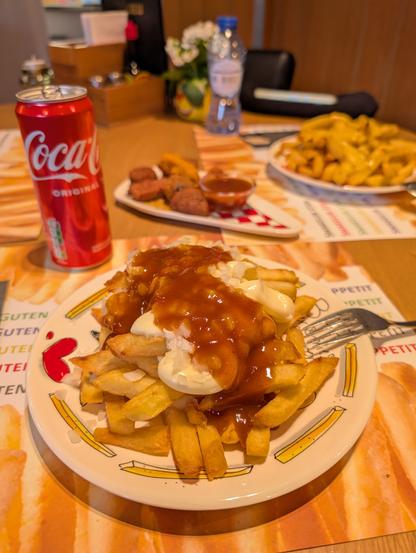 zwei Portionen Fritten und ein Teller frittierte Frikandel etc.