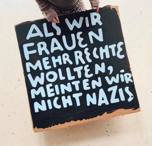 Tafel auf der steht: als wir Frauen mehr Rechte wollten, meinten wir nicht Nazis.