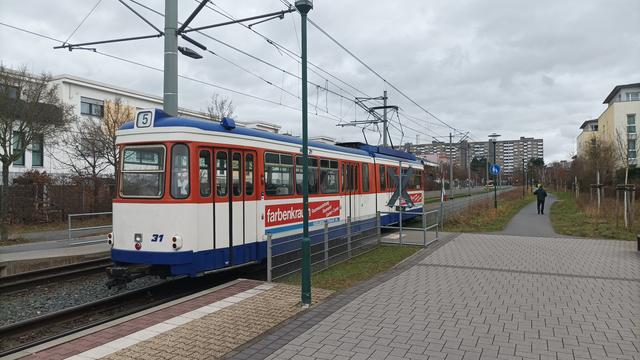 alte Tram in Kranichstein, abfahrend
