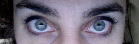 sybil te regarde avec ses yeux bleus