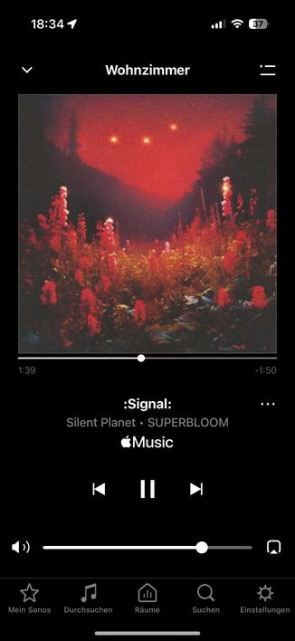 Das Bild zeigt einen Smartphone-Bildschirm mit der Apple Music-App an. Es enthält den Song ":Signal:" von Silent Planet aus dem Album "SUPERBLOOM". Das Hintergrundbild ist eine dunkle, atmosphärische Landschaft mit roten und orangefarbenen Farbtönen, beleuchtet von schwachen Lichter
Der Lautstärkeregler steht auf ca. 80%