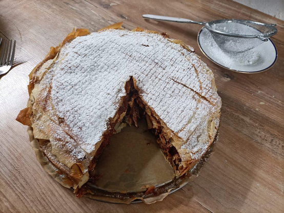 Die fertige "Torte" mit Puderzucker bestäubt und angeschnitten