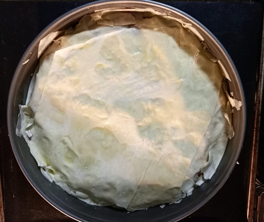 Die Torte abgedeckt mit Teig vor dem Backen