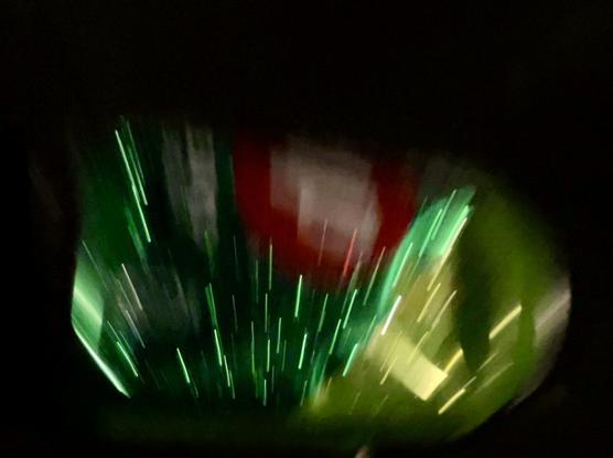 Das Bild zeigt eine stark verwischte, dynamische Aufnahme, hauptsächlich in Grün und mit einigen roten und gelben Akzenten. Die Streifen scheinen sich von einem zentralen Punkt aus zu bewegen und erzeugen einen dynamischen, fast bewegungsunschärfe-artigen Effekt. Der Hintergrund ist dunkel, was die leuchtenden Farben noch stärker hervorhebt. Es könnte sich um eine künstlerische Darstellung von Bewegung oder Licht handeln, vielleicht eine Langzeitbelichtung von Lichtern in der Nacht.

Bereitgestellt von @altbot@fuzzies.wtf, generiert mit Gemini
