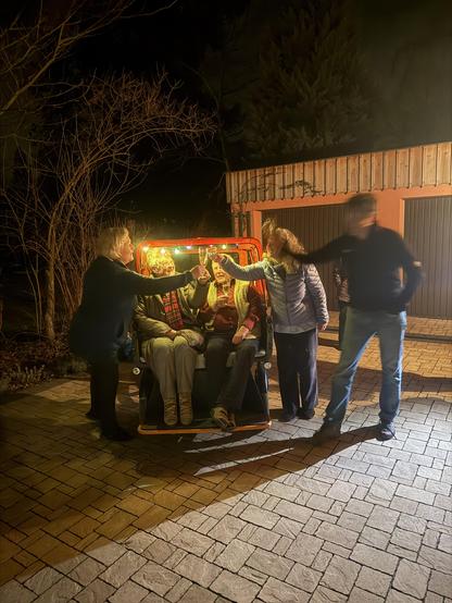 Ein paar Menschen mit Rikscha und Sekt