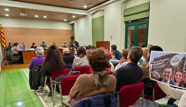 foto del ple municipal a Gelida el 2025 01 28 amb foto de pancarta contar el projecte d'Ametller Origen