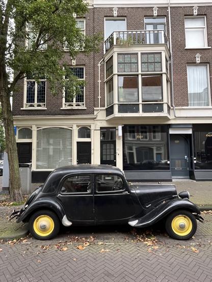 Oldtimer Citroën Avant parked in The Hague