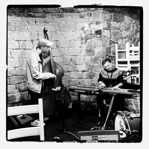 Le contrebassiste et le pianiste du trio jazz danois Little North jouent devant un mur en pierre du château d'Yverdon, en Suisse, dans le cadre du festival Nova Jazz.