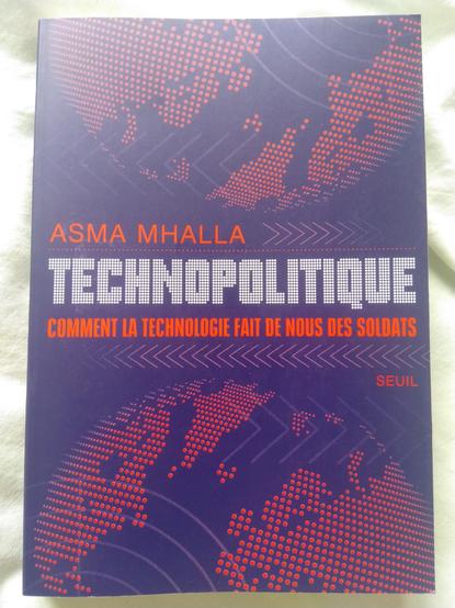 Couverture du livre

Sur fond mauve, une vue 3D stylisée des deux hémisphères avec les continents représentes par des ensembles de points rouges, façon pixels sur une sphère.

Au milieu de la couverture, le texte :

ASMA MHALLA
TECHNOPOLITIQUE
COMMENT LA TECHNOLOGIE FAIT DE NOUS DES SOLDATS

SEUIL