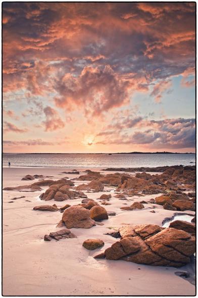 une plage du Cotentin Normandie au coucher du soleil