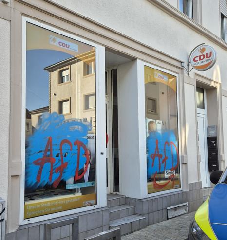 XDUvBüro in Neu Isenburg, Fenster mit AFD besch... bemalt....