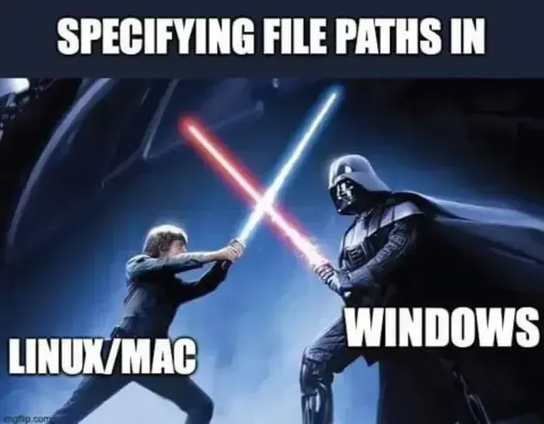 L'immagine mostra una scena stilizzata di combattimento con spade laser tra Luke Skywalker (rappresentante Linux/Mac) e Darth Vader (rappresentante Windows). Sopra l'immagine è scritto "Specificare i percorsi dei file in". Luke Skywalker impugna una spada laser rossa, mentre Darth Vader ne impugna una blu.