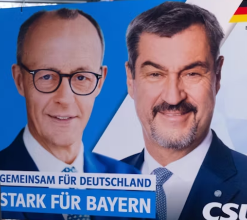 Wahlplakat mit Merz und Söder. Söder trägt einen Bart der seltsam aussieht (oben schwaz unten grau)