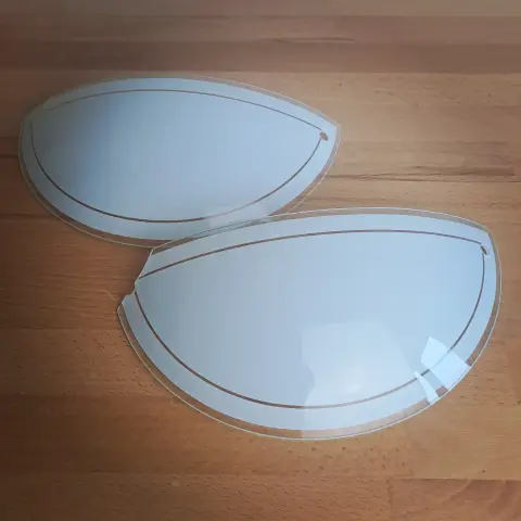 2 verres d'appliques murales dont un a un angle cassé
