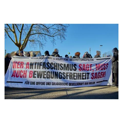 Foto: Großtransparent, in vordersten Reihe zur Demonstration. Darauf steht: »Wer Antifaschismus sagt, muss auch Bewegungsfreiheit sagen.«
