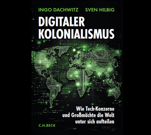 Ein Buch-Cover mit einer Weltkarte in Microchip-Optik. Es ist in den Farben schwarz, weiß und grün gehalten und erinnert ein bisschen an den Look der Matrix-Filme. 

Der Text auf dem Cover: Ingo Dachwitz, Sven Hilbig. Digitaler Kolonialismus. Wie Tech-Konzerne und Großmächte die Welt unter sich aufteilen. C.H. Beck.