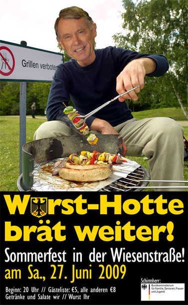 Einladungsflyer zu einer Gartenparty. Zu sehen ist eine Kollage, auf der BuPrä Dr. Horst Köhler (RIP) auf einem Grill Spießchen dreht. Im Hintergrund das Schild: "Grillen verboten!"