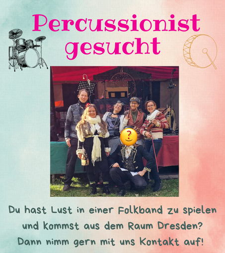 Sechs Personen in Steampunkoutfits posieren lächelnd vor einer Bühne auf der ein Keyboard und eine große Trommel zu erkennen sind. Eine der Personen trägt eine Geige, das Gesicht einer anderen wurde anonymisiert.

Dazu der Text: "Perkussionist gesucht. Du hast Lust in einer Folkband zu spielen und kommst aus dem Raum Dresden? Dann nimm gern Kontakt mit uns auf!"