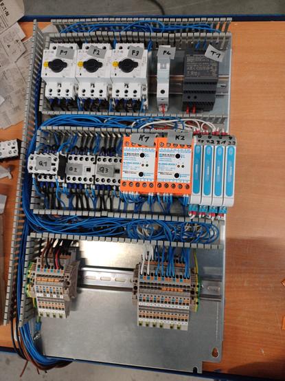 As in the previous picture, only with many more blue wires.