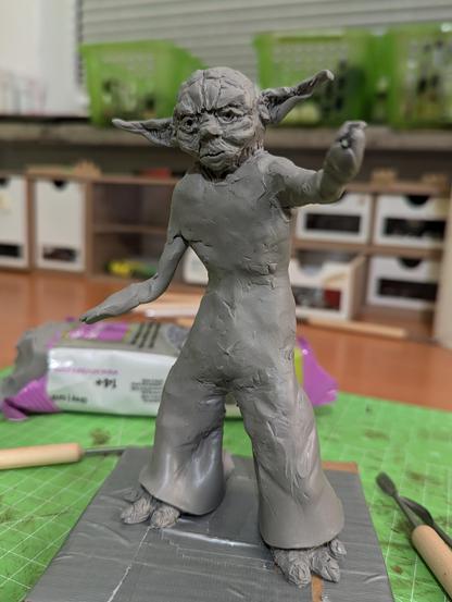 Eine partiell fertige Figur von Meister Yoda aus sculpey