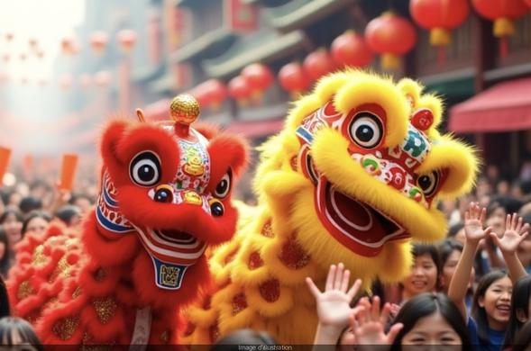 Image photoréaliste générée par une IA représentant deux costumes de danse du  lion colorés, un rouge et un jaune, au milieu d'une foule qui tend les mains, dans une rue décorée avec des lanternes rouges.