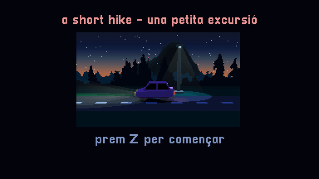 Captura de pantalla del videojoc A Short Hike. En ella, es pot veure un cotxe conduint per la nit, per una carretera boscosa, illuminada per les llums de les faroles. El joc té un estil pixelat molt característic. Dalt es pot llegir "A Short Hike - Una petita excursió", i avall "prem Z per començar".