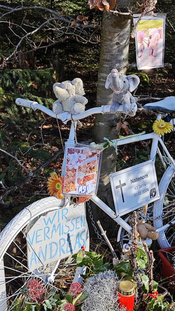 Trötifant trauert auf dem Lenker des #Ghostbike und ruft laut seine Trauer und Wut hinaus.