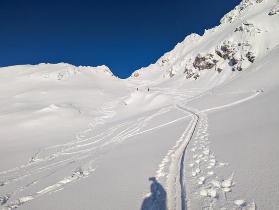 Skin tracks from the hut to the first saddle. Show and sun.