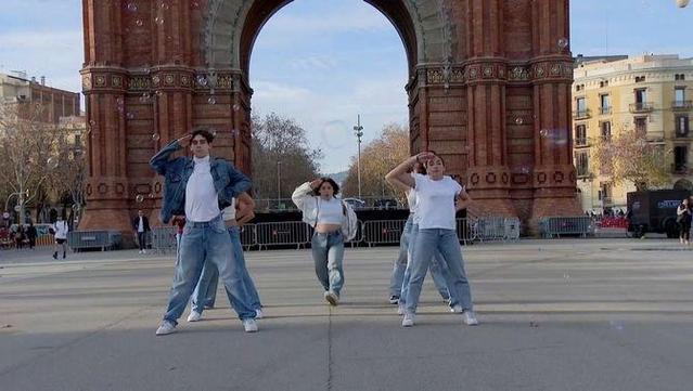 L'Arc de Triomf de Barcelona s'ha convertit en escenari de balls de K-pop (3Cat)