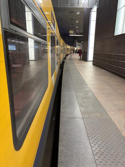 Ein ICNG der NS steht in der Kurve an einem unterirdischen Bahnsteig in Antwerpen.