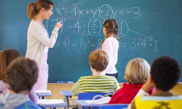 Una maestra enseñando matemáticas a sus alumnos. (Getty Images/Image Source)