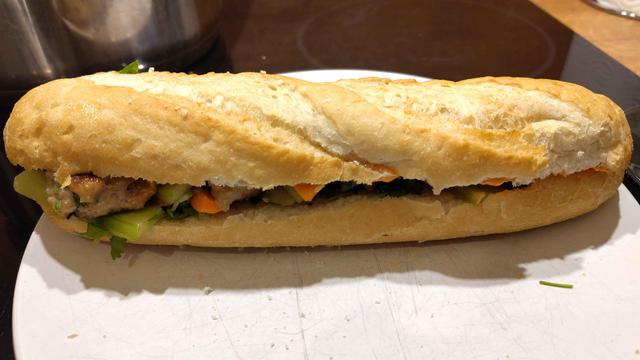 Biały talerz, na nim złożone banh mi