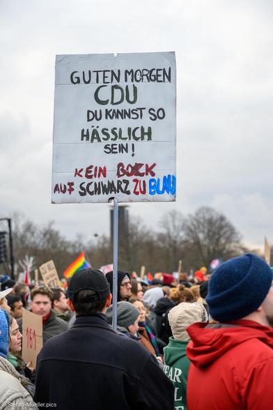 Mann mit Schild: „Guten Morgen, CDU, Du kannst so hässlich sein! Kein Bock auf Schwarz zu Blau“ mit Anspielung auf Song von Peter Fox bei Aufstand der Anständigen – Demo für die Brandmauer, Berlin, 02.02.2025