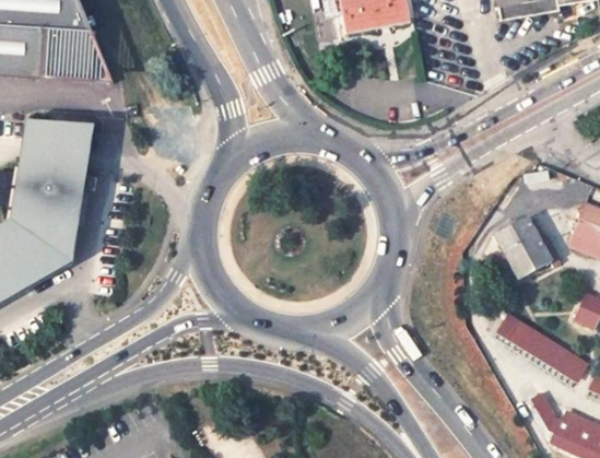 Vue aérienne du très grand rond-point de la SPA, où les voitures peuvent rouler très vite (et d'ailleurs elles ne s'en privent pas)…