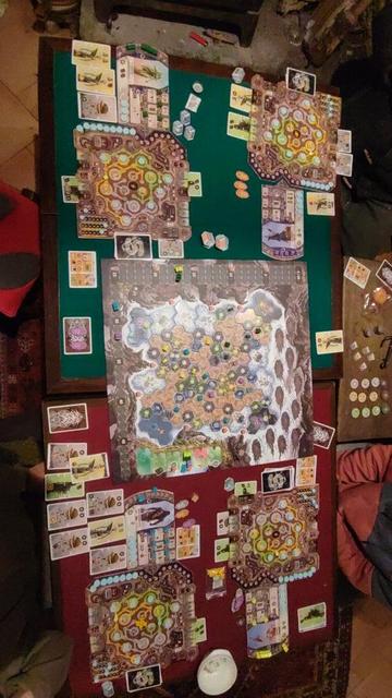 photo de dessus du plateau de jeu avec les 4 plateaux des joueurs sur les côtés