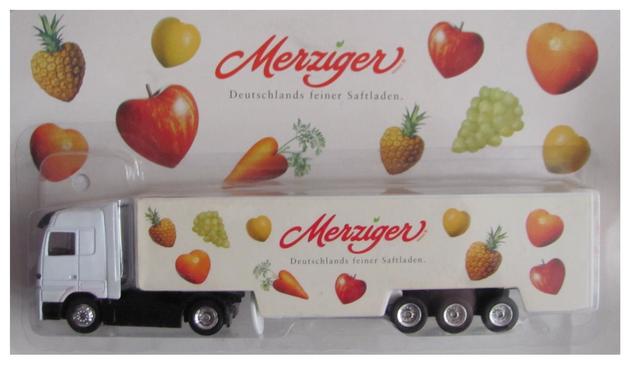 Kinderspielzeug Lastwagen mit auf der Plane aufgedruckten Früchten und dem Slogan: "Merziger Deutschlands feiner Saftladen"