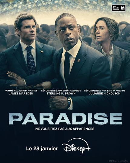 Affiche de la série Paradise.
Texte : Paradise, ne vous fiez pas aux apparences, le 28 janvier, Disney +.
Photo : 3 personnages en costume, deux hommes et une femme, de face, devant une foule avec un air inquiet.