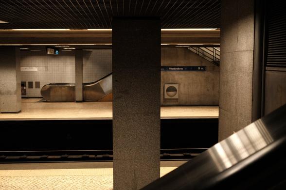 Picture of the empty Restauradores subway station.
