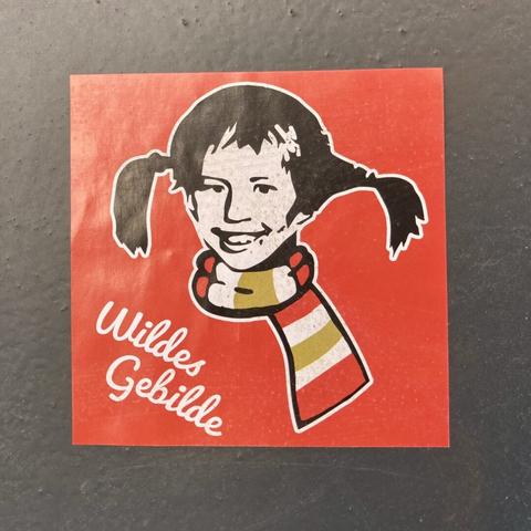 Ein Sticker des Mainz 05-Fanclubs "Wildes Gebilde", der Pippi Langstrumpf zeigt.