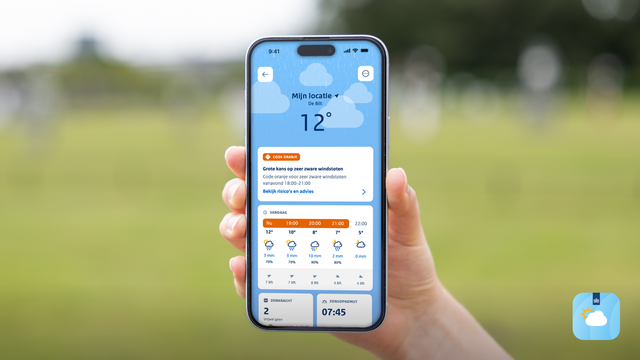 KNMI-appscherm op iPhone gepresenteerd, inclusief de weerwaarschuwing met code oranje. Nu te downloaden in Apple Store en Play Store.