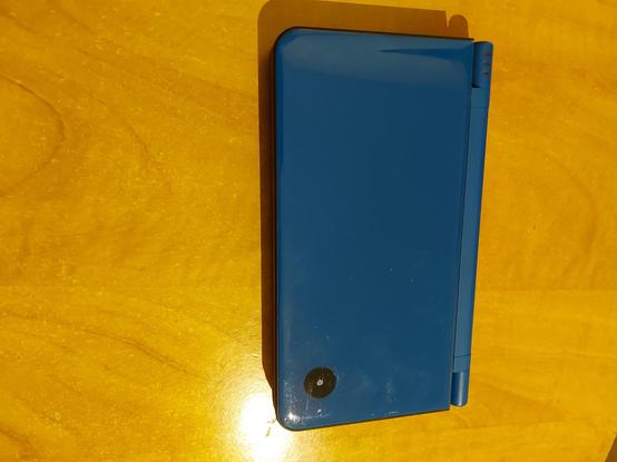 Consola Nintendo DSi XL azul, cerrada.