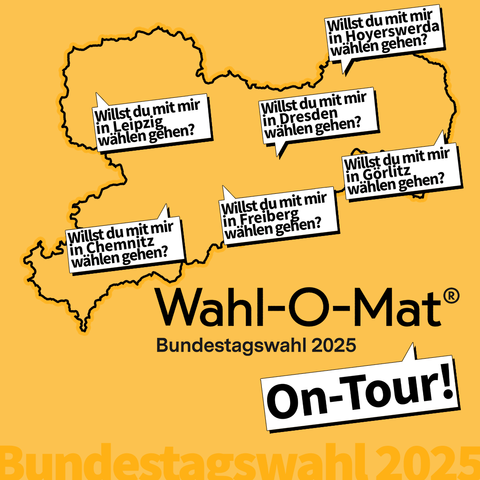 "Wahl-O-Mat Bundestagswahl 2025 On-Tour" im Hintergrund eine Landkarte von Sachsen mit Sprechblasen in denen "Willst du mit mir Wöhlen gehen?" steht. Die Spitzen der Sprechblasen zeigen auf die Orte Leipzig, Dresden, Chemnitz, Freiberg, Hoyerswerda und Görlitz.